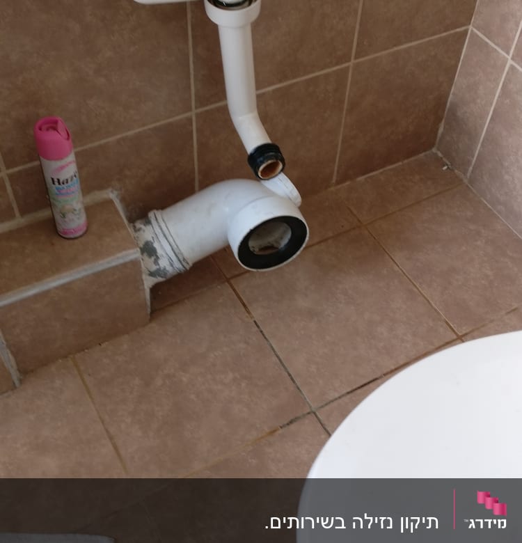 צינור ביוב פתוח ליד אסלה בשירותים
